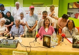 María Teresa Álvarez, segunda por la derecha, en el Centro de Apoyo a la Integración de Candás.