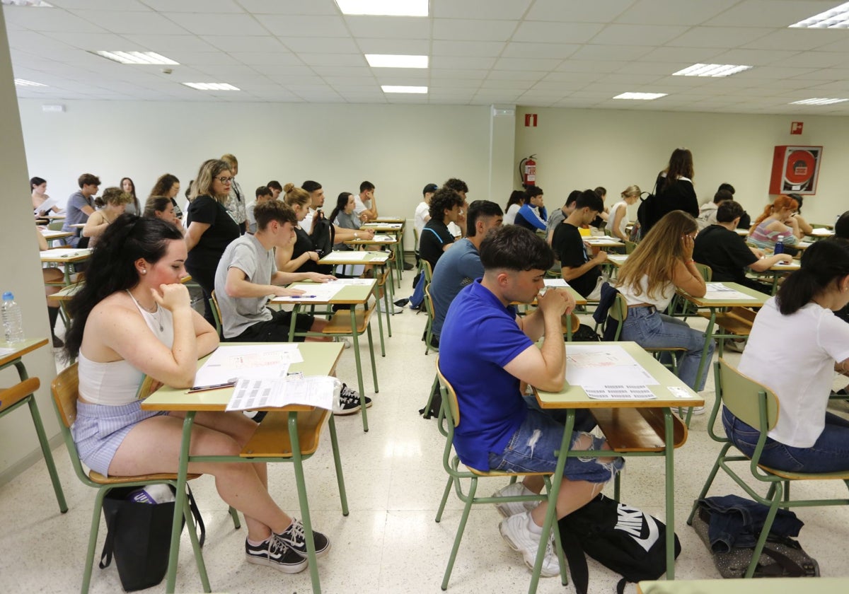 Estudiantes durante la PAU de junio en Gijón.
