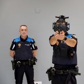 Uno de los agentes de la Policía Local realiza un ejercicio en la galería de tiro virtual del sistema 'Octopus'.
