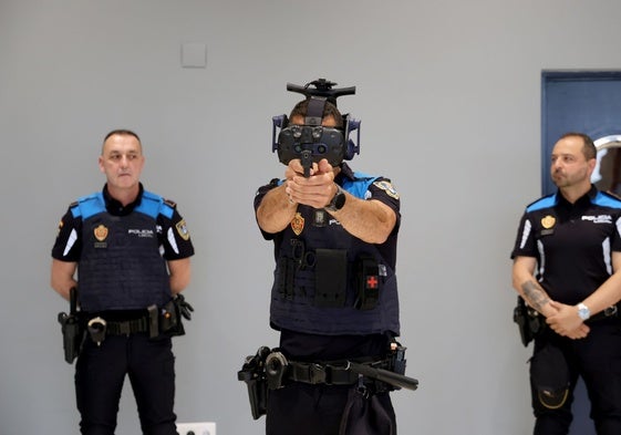 Uno de los agentes de la Policía Local realiza un ejercicio en la galería de tiro virtual del sistema 'Octopus'.