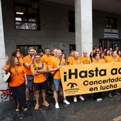 Un grupo de docentes se ha concentrado a las puertas de la consejería durante la reunión.