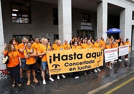 Un grupo de docentes se ha concentrado a las puertas de la consejería durante la reunión.