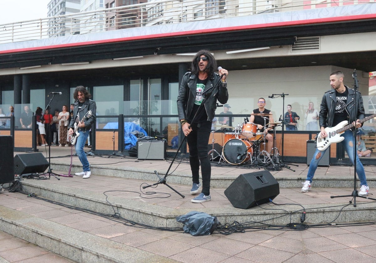El Tsunami sirvió su primer adelanto con el concierto gratuito de Ramoñas.