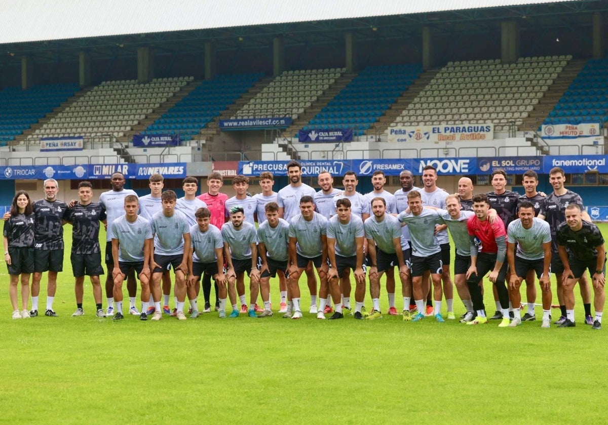 Plantilla y cuerpo técnico del Real Avilés, en el inicio de la pretemporada en el Suárez Puerta.