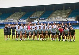 Plantilla y cuerpo técnico del Real Avilés, en el inicio de la pretemporada en el Suárez Puerta.