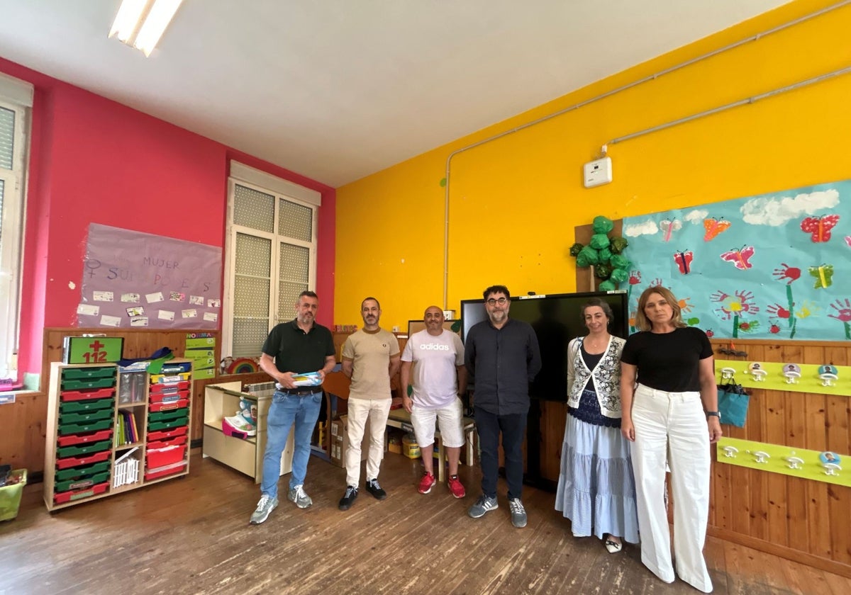 Daniel Navarro, aparejador municipal; el alcalde de Siero, Ángel García; Roberto Rodríguez, administrador de la empresa adjudicataria, Javier de la Roz, director del CRA de Viella; María José Fernández, arquitecta municipal; y Eva Iglesias, concejala de Educación.