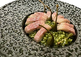 Arroz con plancton y anguila ahumada.