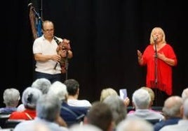 Maribel Fernández, durante su actuación, acompañada a la gaita por Alfonso Fernández.