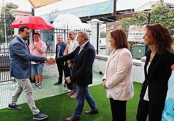El presidente del Principado, Adrián Barbón, esta mañana durante su visita a la escuelina El Castañéu de Parres.