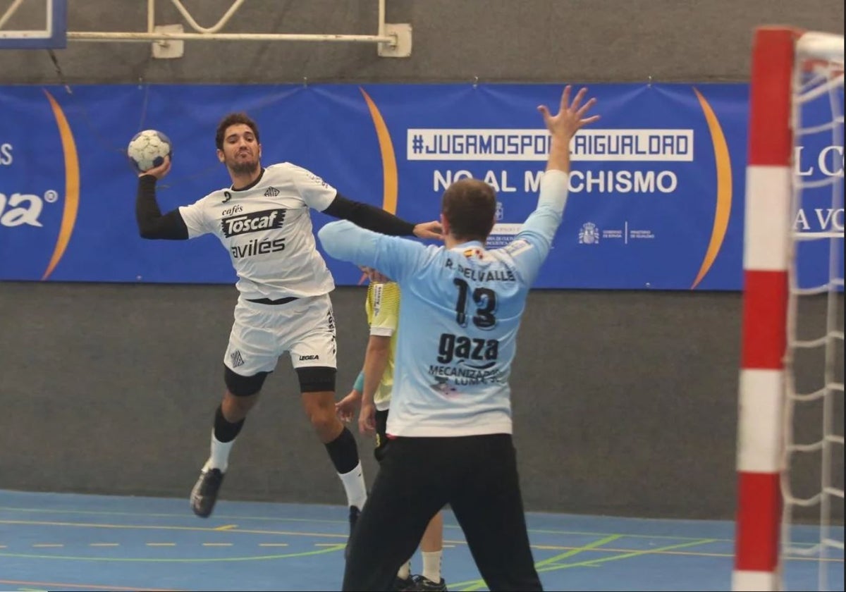Costoya, en un partido con la Atlética en La Magdalena en noviembre de 2021.