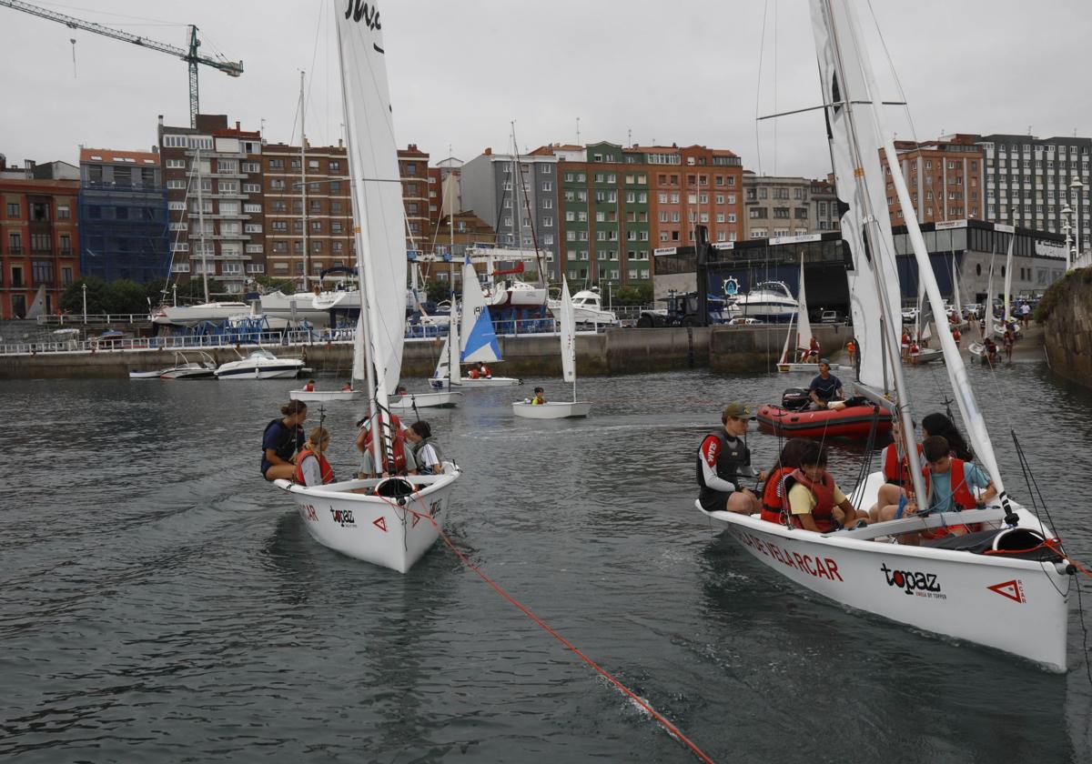 Así se disfruta de la navegación en la Escuela de Vela del Club de Regatas de Gijón