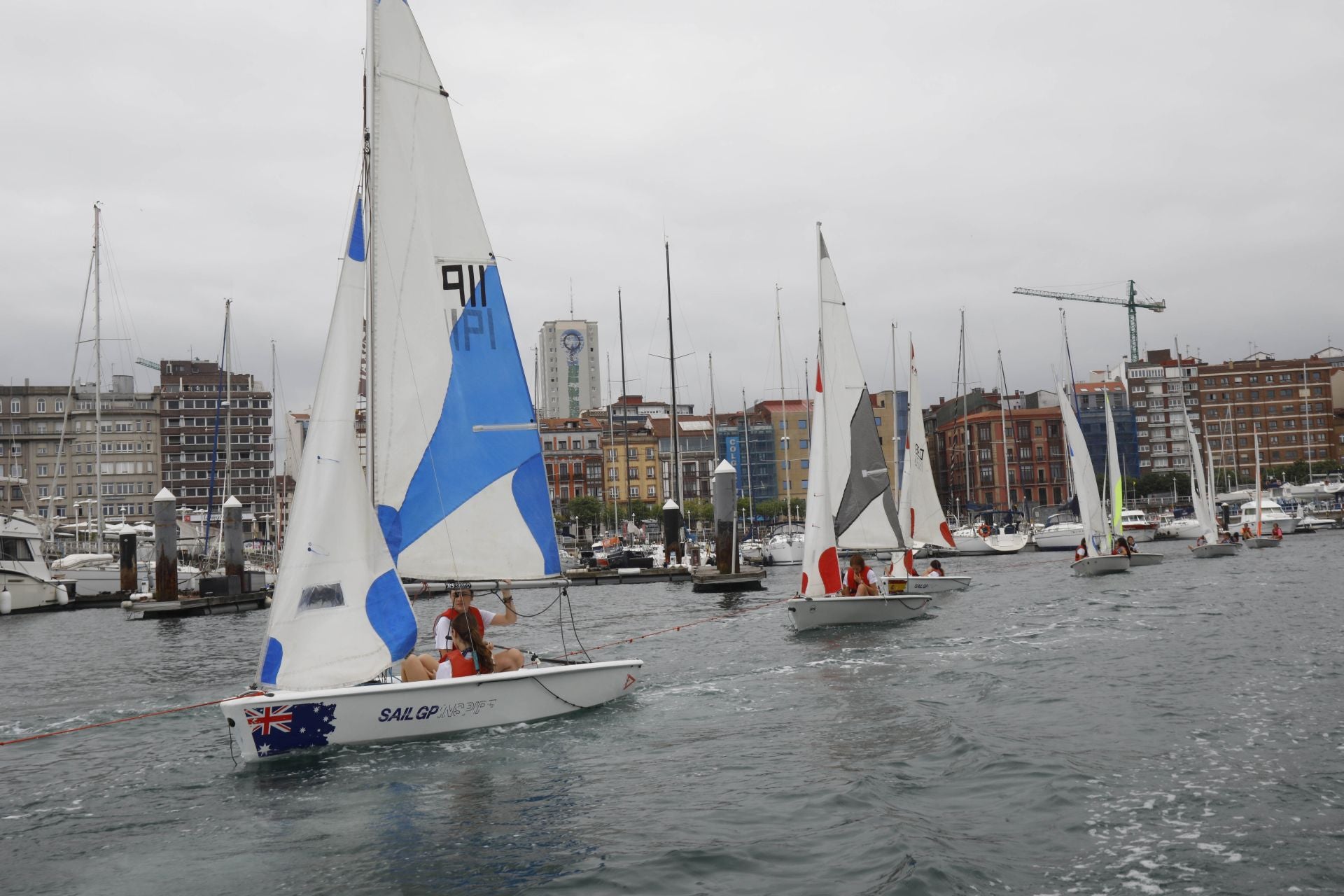 Así se disfruta de la navegación en la Escuela de Vela del Club de Regatas de Gijón