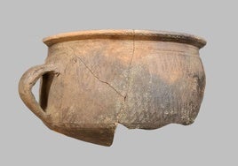Olla cerámica, muy propia del territorio. Aunque tiene formas que imitan a las romanas, se trata de una producción local.