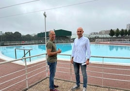 Jesús Abad y Virginio Ramírez, en la piscina de la Pola.