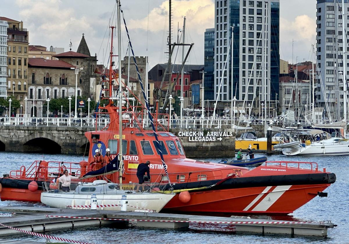 Salvamento Marítimo auxilió a los tres tripulantes.
