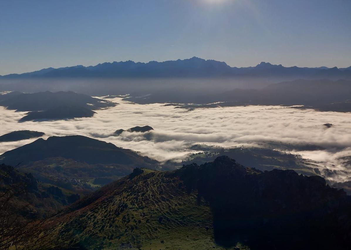 Imagen secundaria 1 - Hayedo de la Biescona, todo un tesoro de la sierra del Sueve/ Vistas a Picos de Europa desde lo alto de la sierra/ Playas de la Isla y la Espasa desde los altos del pico Babú.