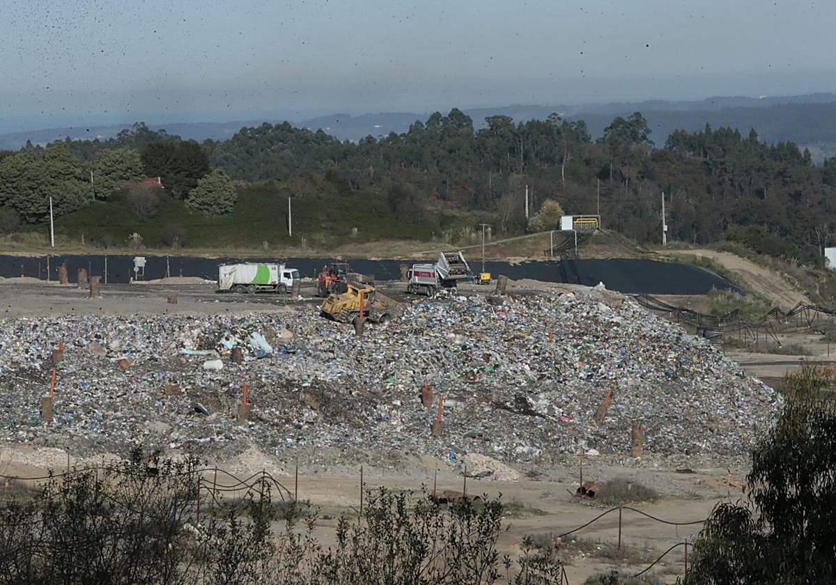 Camiones y palas apilando los desperdicios donde se deposita la basura que los asturianos dejan en el contenedor que no es para reciclar.