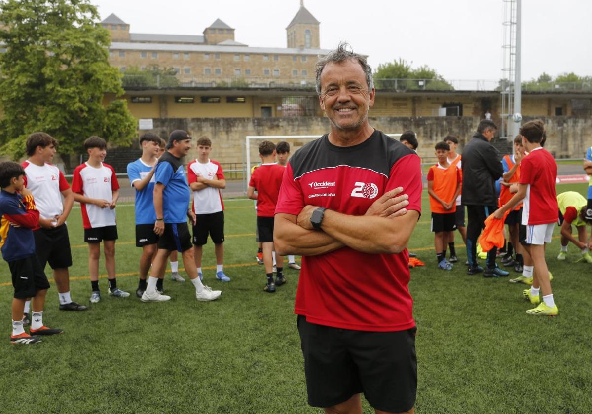 Iván Iglesias, con algunos de los niños que participan en su campus detrás, en el campo de fútbol de la Laboral.