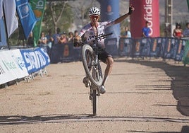 Benjamín Noval hace un caballito en su entrada en meta.