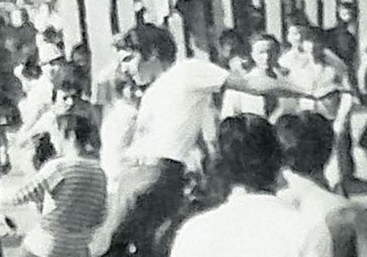 Imagen principal - Candi en los sanfermines cogido por una vaquilla, con su amigo y con su hijo.