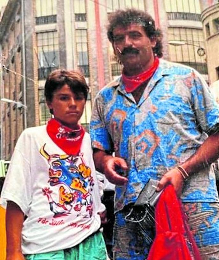Imagen secundaria 2 - Candi en los sanfermines cogido por una vaquilla, con su amigo y con su hijo.