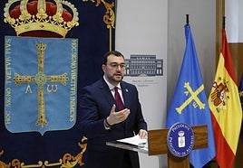 Adrián Barbón, durante la rueda de prensa esta mañana.