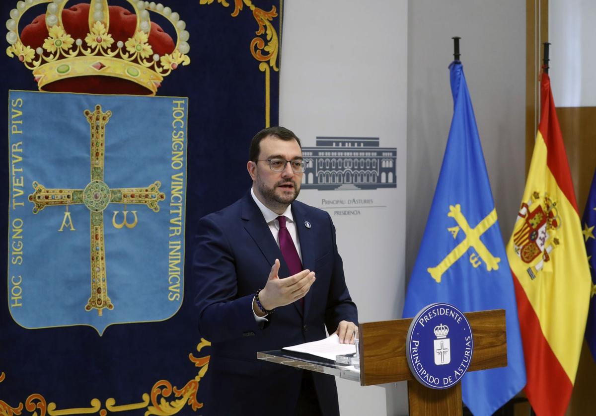 Adrián Barbón, durante la rueda de prensa esta mañana.
