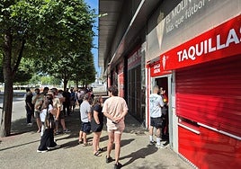 Colas en la oficina de El Molinón para renovar los abonos en los primeros días de campaña.