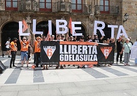 El grupo de apoyo Sofitu durante la concentración en la plaza del Marqués por 'las seis de La Suiza'