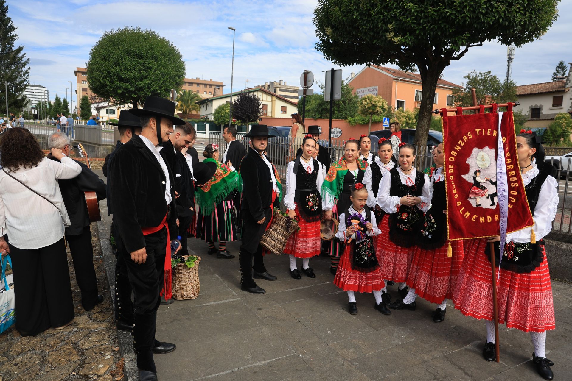 Danzas que entrelazan culturas en La Pola