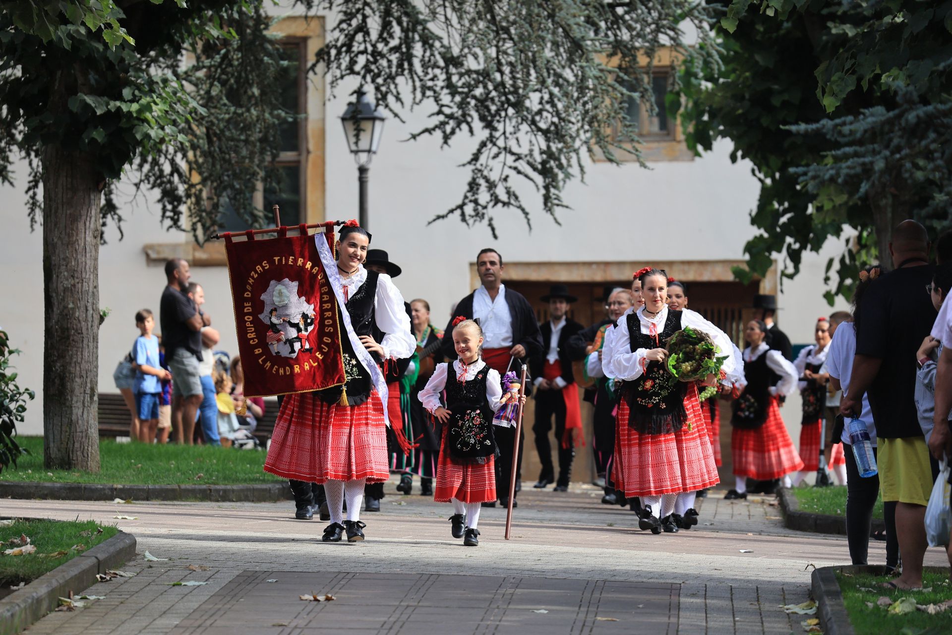 Danzas que entrelazan culturas en La Pola