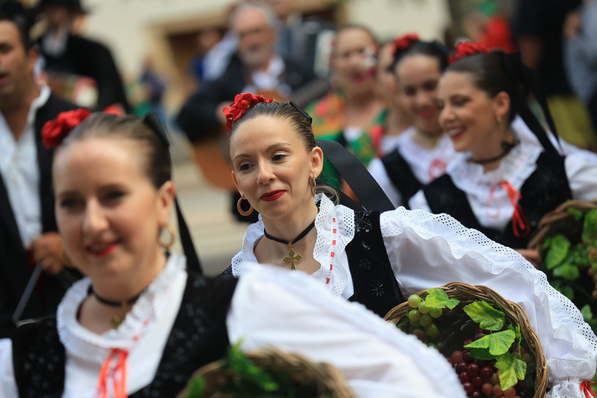 Danzas que entrelazan culturas en La Pola