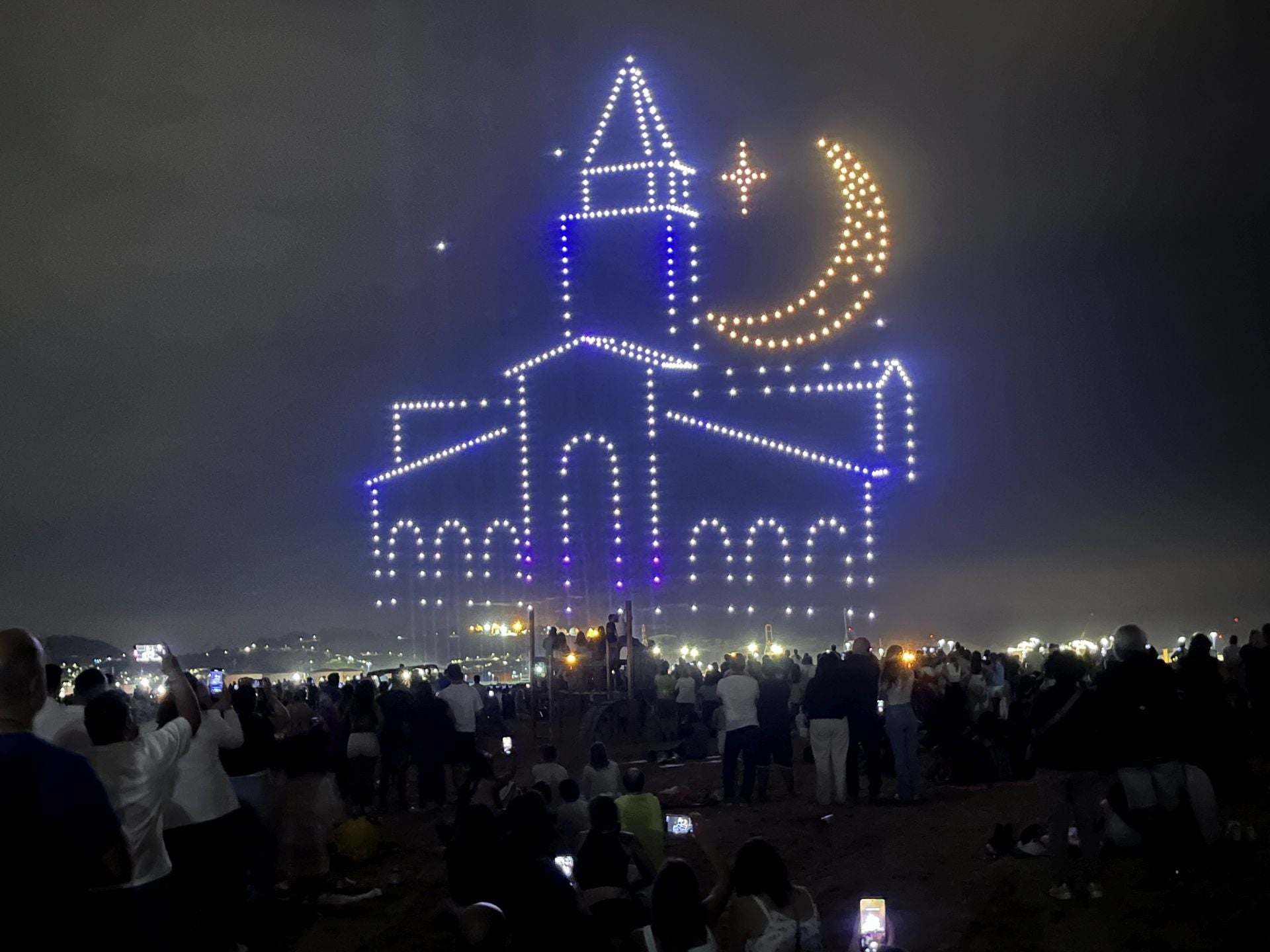 El show de los drones de Gijón: las mejores figuras en el cielo nocturno