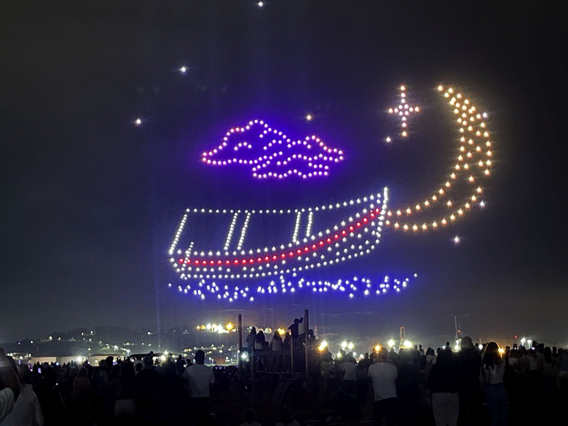 El show de los drones de Gijón: las mejores figuras en el cielo nocturno