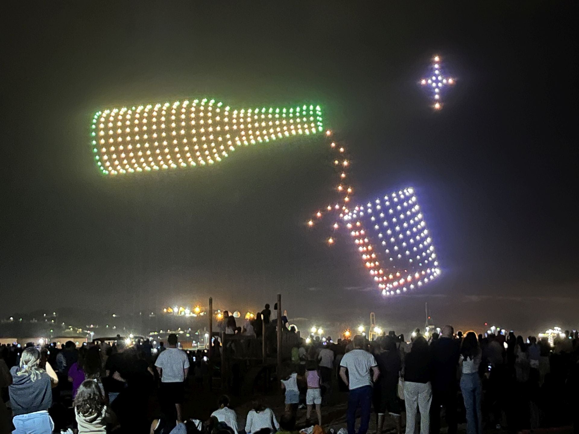 El show de los drones de Gijón: las mejores figuras en el cielo nocturno