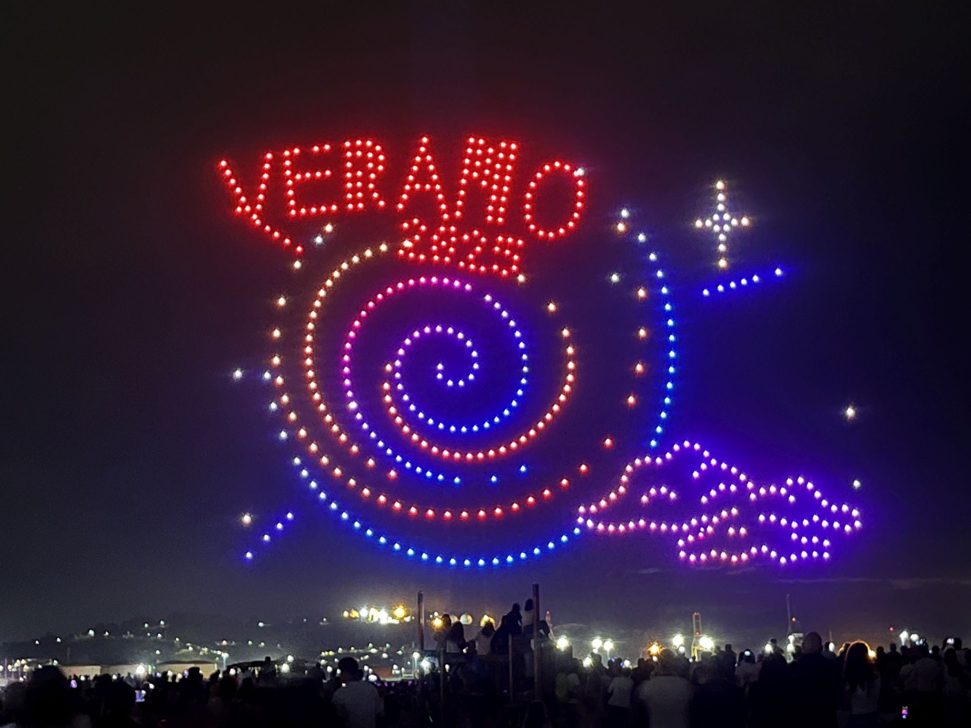 El show de los drones de Gijón: las mejores figuras en el cielo nocturno