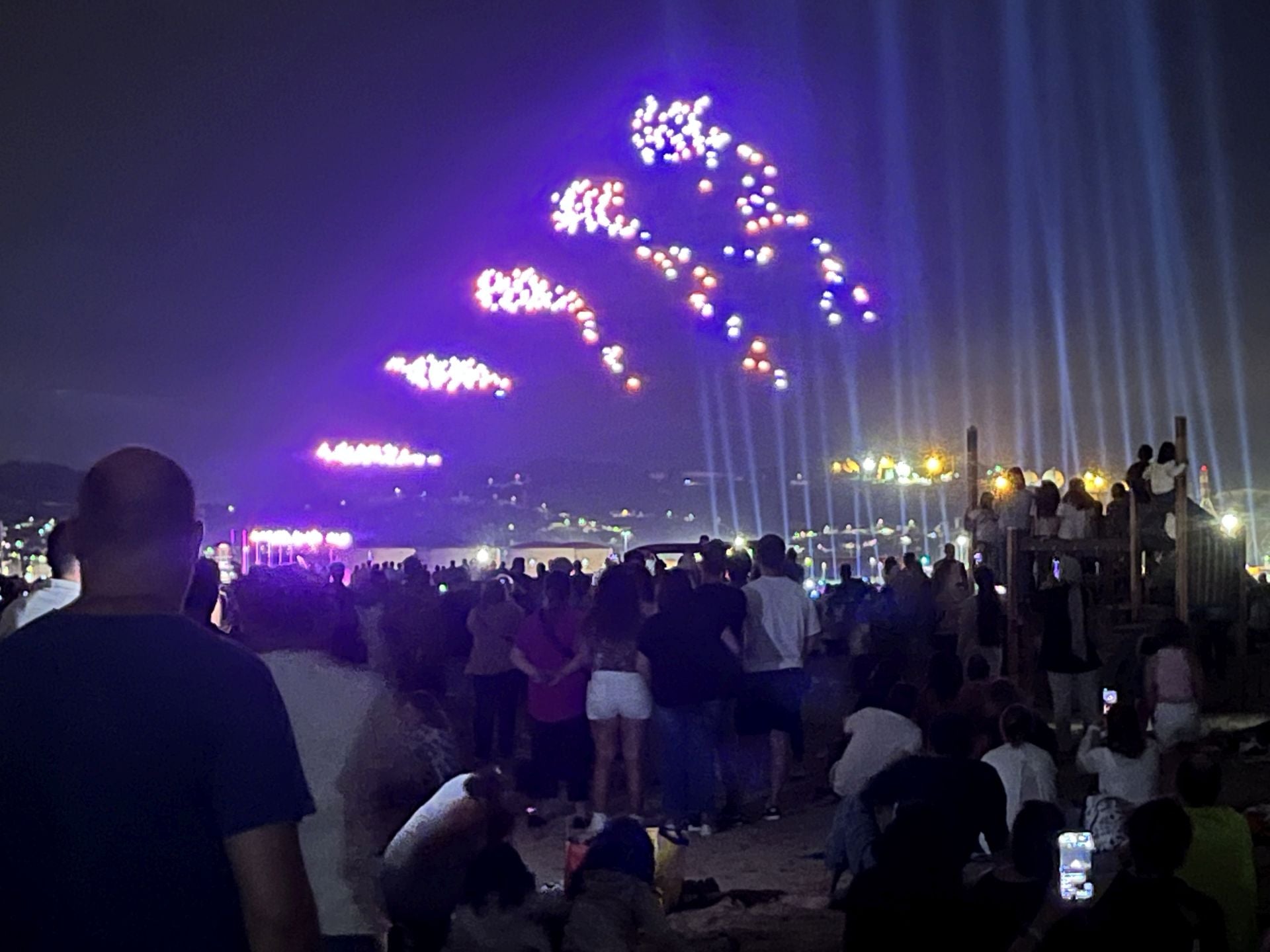 El show de los drones de Gijón: las mejores figuras en el cielo nocturno