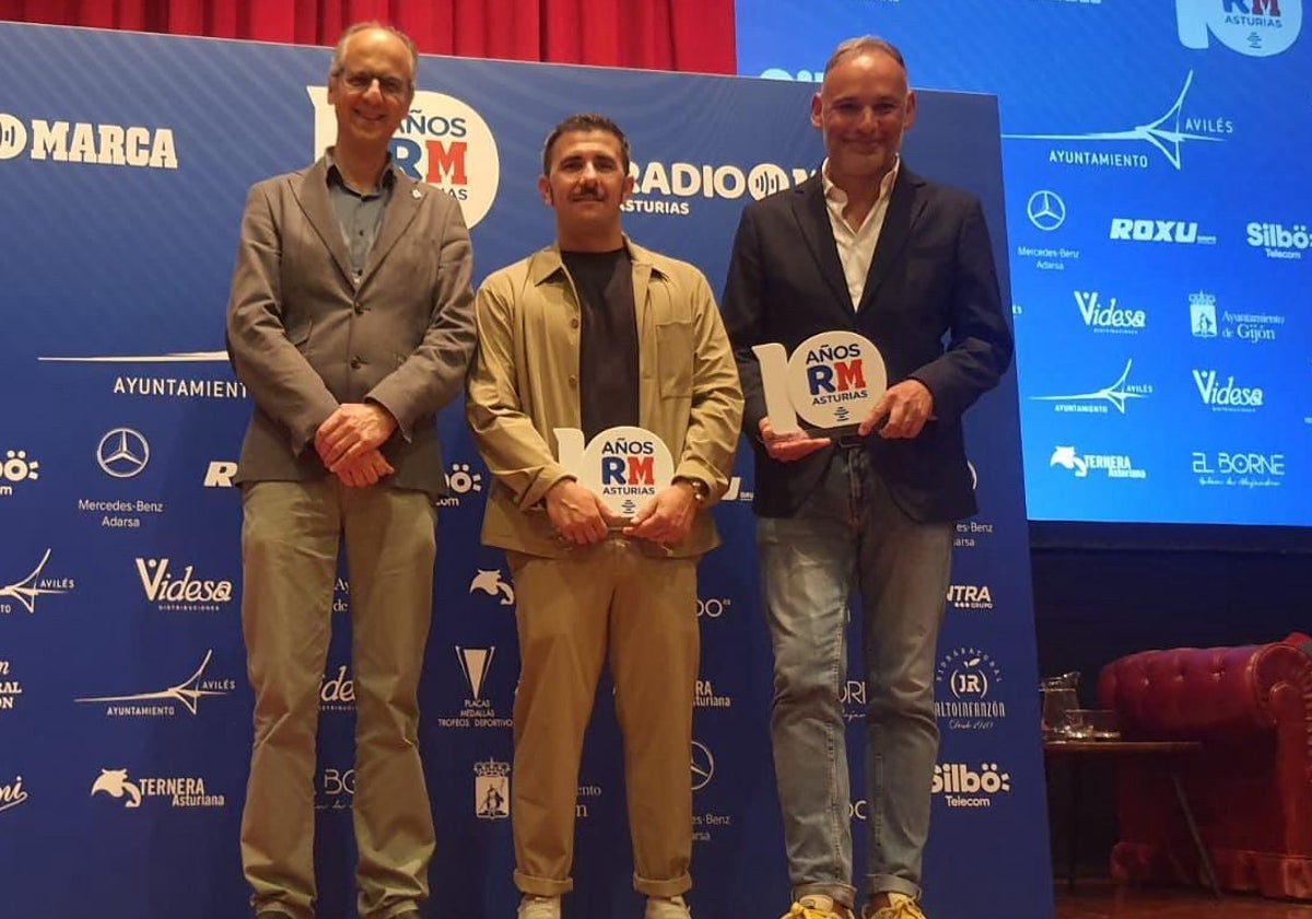 Diego Baeza y Gerardo González, a la derecha, junto al concejal de Deportes, Juan Carlos Guerrero, en la entrega de los Premios Radio Marca.
