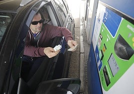 Conductor pagando el peaje en una de las cabinas de Aucalsa, en una imagen de archivo.