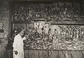 Sebastián Miranda en el trabajo final para componer el Retablo del mar que se expone en la Casa Natal de Jovellanos.