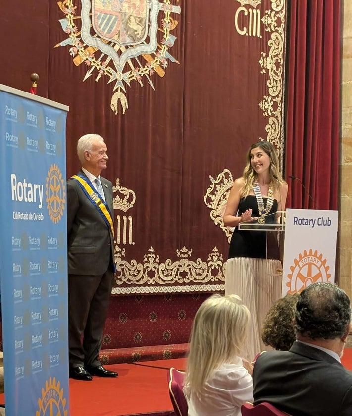 Imagen secundaria 2 - Diferentes momento de Elisa Costales: el día que se colegió como abogada; en India; y recientemente, tras asumir la presidencia del Club Rotary de Oviedo.