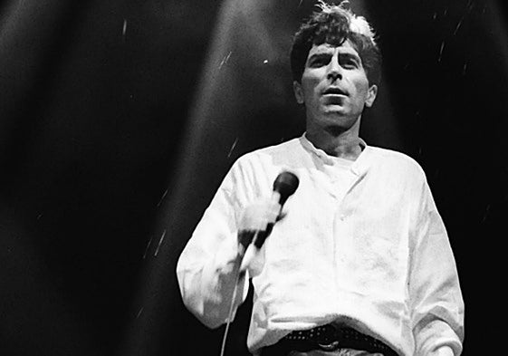 Fotos y recortes de ELCOMERCIO que recoge el libro que se llevó Sabina de regalo de Gijón.