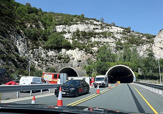 Carriles cortados en uno de los túneles en obras de la autopista del Huerna.