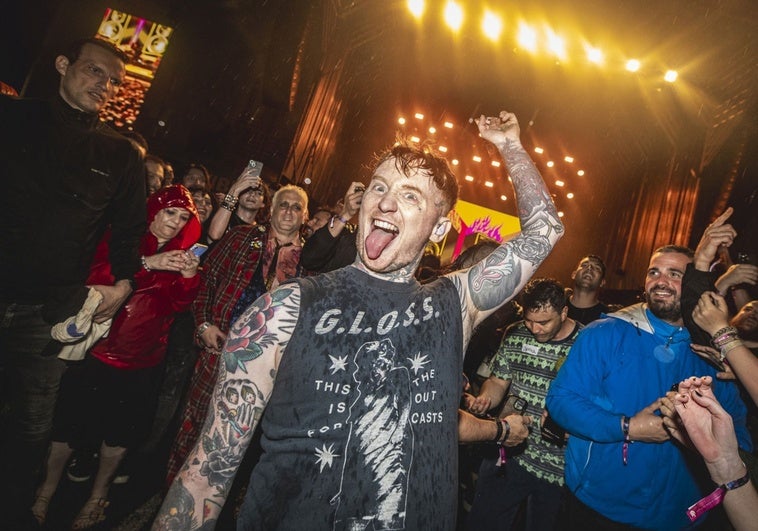 Frank Carter saltó entre el público hasta que consiguió detener la lluvia.
