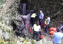 La víctima quedó atrapada en el interior del coche, cuya posición dificultaba el rescate
