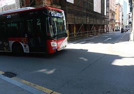 Un autobús de EMTUSA gira desde la calle San Bernardo hacia Munuza.
