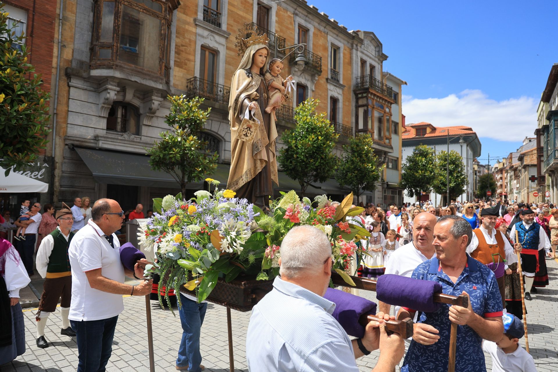 El Carmín de La Pola: misa y procesión antes de la romería