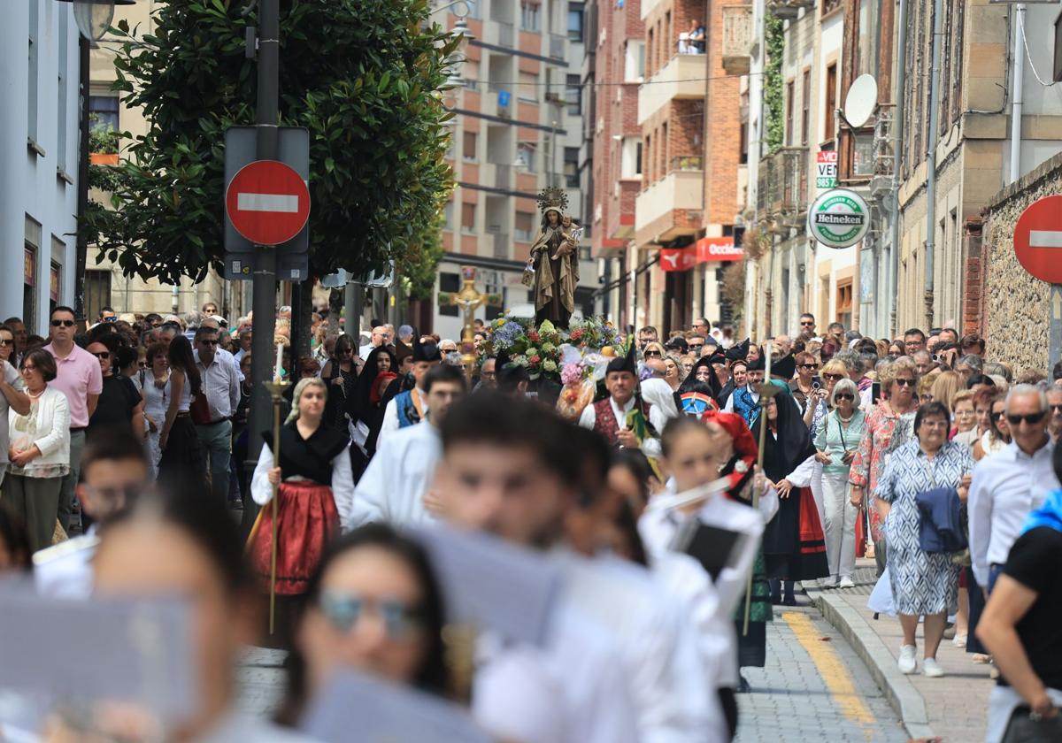 El Carmín de La Pola: misa y procesión antes de la romería