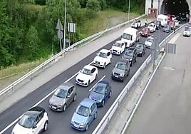 Congestión en la autopista del Huerna (AP-66) por obras en los túneles.