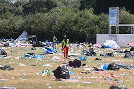 El desmontaje del Boombastic Asturias: basura, neveras portátiles, sillas de camping, calzado...